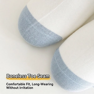 Dettaglio calzini in cotone bianco con punta senza cuciture blu per comfort traspirante