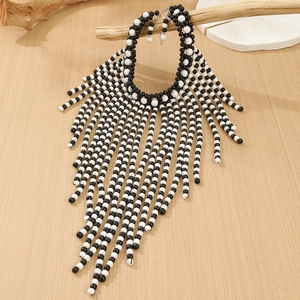 Detail eines böhmischen schwarz-weißen Perlenhalsketten-Sets mit Fransen am Holzständer