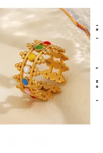 Dettaglio anello vintage francese placcato oro 18K con motivi a pois in smalto colorato