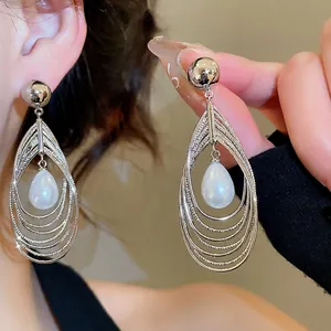 Silberne mehrlagige hohle Tropfenohrringe mit elegantem Perlenanhänger für Damen im Set
