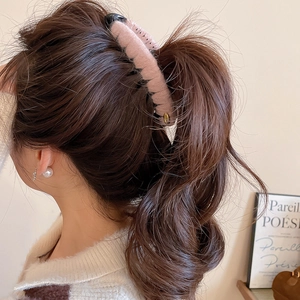 Pince à cheveux rose en peluche sur queue de cheval haute avec détails dorés et points