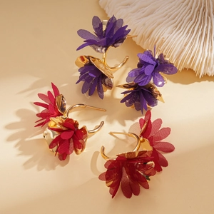 Elegant chiffon floral C-shape earrings in purple and red fabric with gold pins