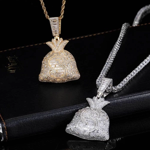 Gros plan de pendentifs sacs d'argent en or et argent avec zircons sur fond noir
