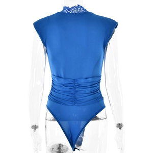 Vista dettagliata del retro di un body blu senza maniche con scollo a V e pizzo raffinato