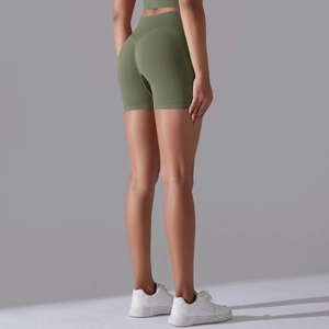 Détail du short sans couture vert olive à taille haute avec effet sculptant pour le yoga