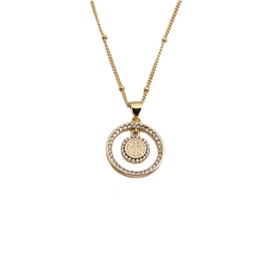 Gros plan du pendentif médaille Saint-Benoît doré avec incrustations de zircons