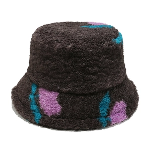 Texture dettagliata del cappello a secchiello sherpa marrone con motivi floreali astratti