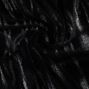 Détail macro du tissu en maille scintillante noire et argentée à texture côtelée