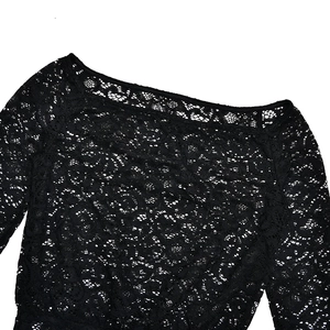Détail en gros plan du tissu en dentelle noire de haute qualité avec motifs floraux