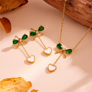 Elegante Collana Con Pendente a Cuore e Fiocco a Farfalla in Acciaio al Titanio e Orecchini a Bottone Gioielli Moda Strass Verdi Donna