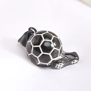 Gros plan détaillé d'un pendentif ballon de football avec une petite figurine d'athlète