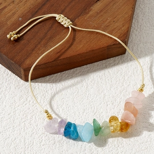 Bracciale di cristalli naturali colorati con cordino intrecciato regolabile e perline