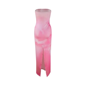 Détail d'une robe bustier dégradé rose avec coupe ajustée et fente à l'arrière