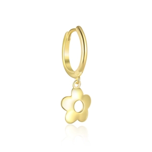 Dettaglio di orecchini a fiore traforato in oro e argento S925 con riflesso elegante