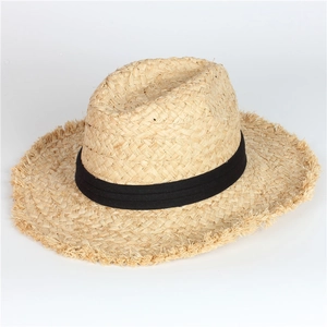 Chapeau de soleil en raphia beige avec ruban noir et bords effilochés pour plage estivale