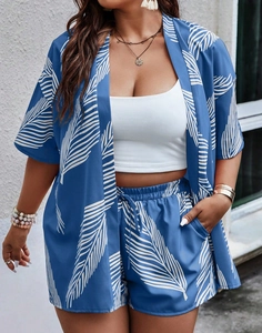 Detail der blauen Strickjacke und Shorts mit Blattmuster an Model mit weißem Crop-Top