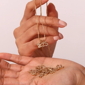 Detalle de colgante chapado en oro de 18K con sello 925 y circonitas incrustadas