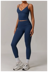 Détail du pantalon de yoga à taille haute croisée et haut court de sport bleu marine