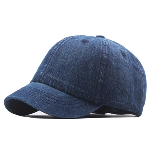 Detailansicht der dunkelblauen gewaschenen Denim-Baseballkappe mit kurzem Schirm