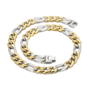 Collier chaîne Figaro bicolore argent et or avec fermoir sécurisé sur fond blanc