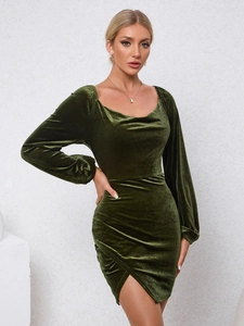 Elegante vestido ajustado de terciopelo verde oscuro con mangas abullonadas y tajo
