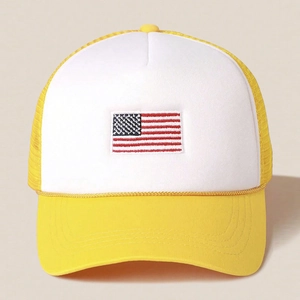 Dettaglio del cappellino trucker giallo con bandiera USA ricamata e rete traspirante