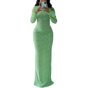 Eng anliegendes grünes Maxikleid mit langen Ärmeln und geprägter Tierstruktur