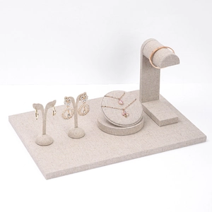 Minimalistisches Schmuckständer-Set aus beigem Leinen für Halsketten und Ringe