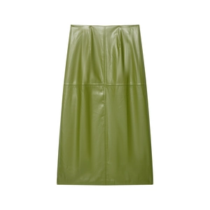 Detailansicht des dunkelolivgrünen Leder-Midirocks mit hoher Taille und zentralen Nähten