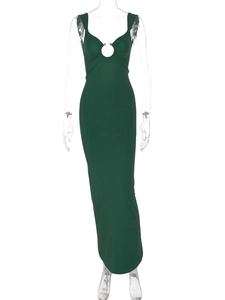 Dettaglio di abito aderente verde scuro con sexy ritaglio ad anello e profondo scollo a V