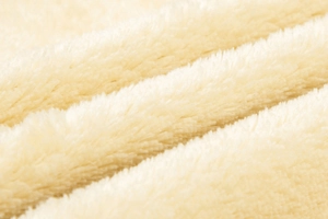 Nahaufnahme von cremeweißem Plüsch-Fleece-Stoff mit dicker 770g Thermostruktur