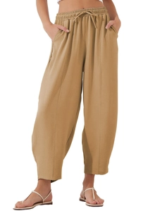 Détail du pantalon large kaki avec taille élastique à cordon et texture en lin