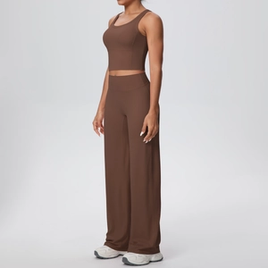 Set yoga marrone con crop top sportivo e pantaloni a gamba larga a vita alta dettaglio