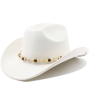 Détail d'un chapeau de cow-boy blanc en suède avec perles et bandeau en coquillages