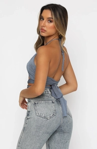 Détail d'un haut bleu à dos nu avec design noué et texture en maille douce pour femmes