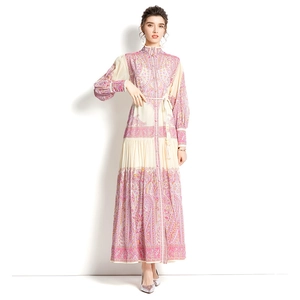 Robe longue élégante à imprimé paisley avec manches lanternes et ceinture à la taille