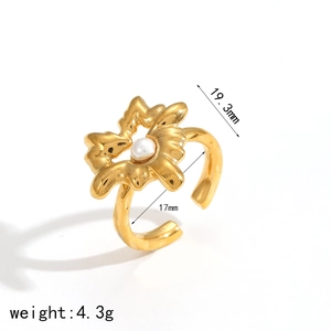 Adjustable 18k gold plated stainless steel ring with pearl and flower petal design