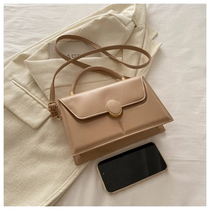 Détail du sac bandoulière en PU kaki avec fermoir ovale et bandoulière réglable
