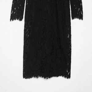 Elegante abito midi in pizzo nero con maniche lunghe e design all'uncinetto traforato