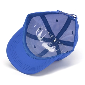 Innenansicht der blauen Baseballkappe mit atmungsaktivem Stoff und verstellbarem Riemen