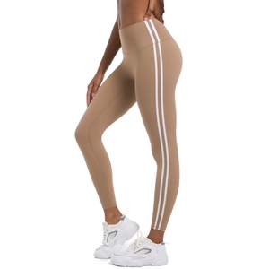 Détail du legging de yoga kaki avec bandes latérales blanches et taille haute
