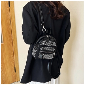 Vista detallada de los brillantes adornos de strass en la mochila de moda negra