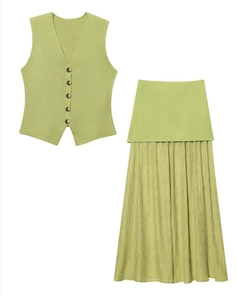 Détail du gilet en maille avec boutons et jupe plissée assortie en vert herbe
