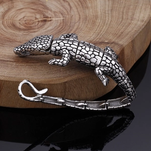 Bracelet crocodile rétro hip-hop en acier inoxydable avec écailles sur socle en bois