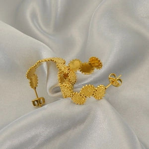 Golden wavy geometric earrings in stainless steel with textured sunburst pattern detail