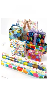 Détail de papier cadeau d'anniversaire avec motifs ballons et rubans colorés