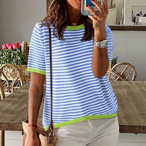 Haut en tricot rayé bleu et blanc à manches courtes avec bordure verte contrastée