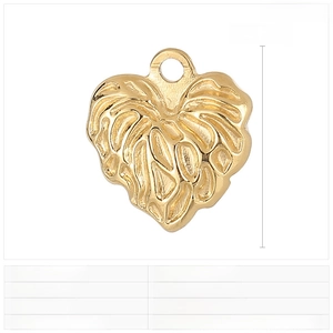Détail macro du pendentif feuille de monstera doré 15mm avec fines gravures