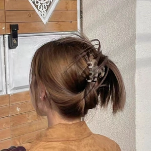 Elegant tortoiseshell hair claw clip for medium hair in a minimalist Korean style