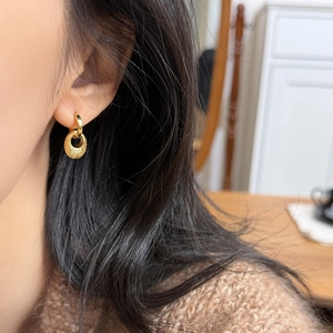 Minimalistische goldene strukturierte ovale Ohrringe mit Doppelschlaufen-Design am Model